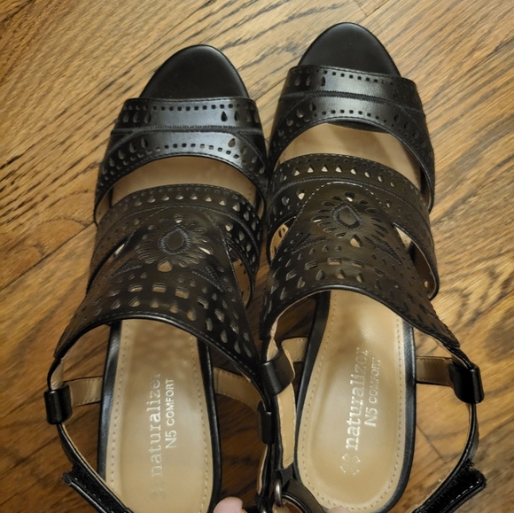 Black Ladies strappy sandal. Flattering and comfy - Picture 4 of 6